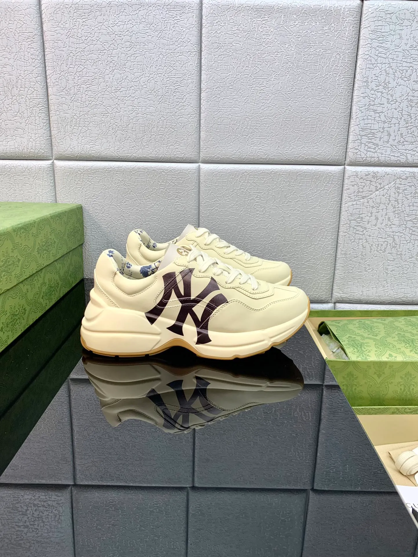 👟👟Ex-factory price 480👟👟 Gucci dad shoes for couples, distressed leather horn-shaped retro jogging shoes. The Balenciaga grandpa trend has subsided, ushering in GUCCI dad shoes, the trend leader in the fashion industry. The original shoes are molded and the original last is made by the Italian handmade foundry! [Gucci original dad shoes] Original surface: imported calfskin! Lining: Grade A hybrid lambskin! Outsole: The highest restoration sole. TPU material plus wear-resistant foam (anti-wear cushioning) ivory leather has been processed with an old-fashioned effect. The sole is 5cm high! The comfort level is excellent, killing all high-end versions on the market! Original logo outsole! 👣Size: Women’s size 35-40. Men's size 38-45. Women's heel with 🈚️logo! Men's heel with 🈶️logo!